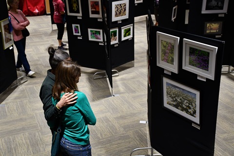 Friends looking at Photos at the Vienna Photo Show